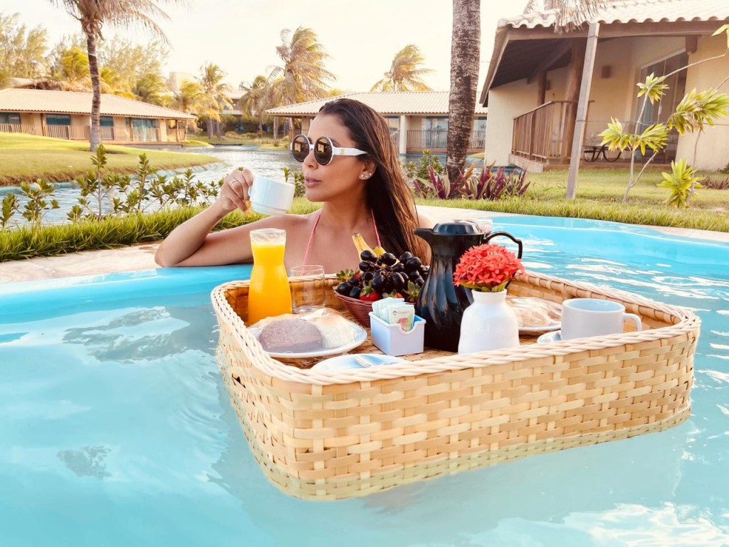 Indústria global do turismo de luxo deve atingir US$ 82 bilhões até 2030 1 piscina bandeja flutuante hotel luxo cafe da manha Indústria global do turismo de luxo deve atingir US$ 82 bilhões até 2030