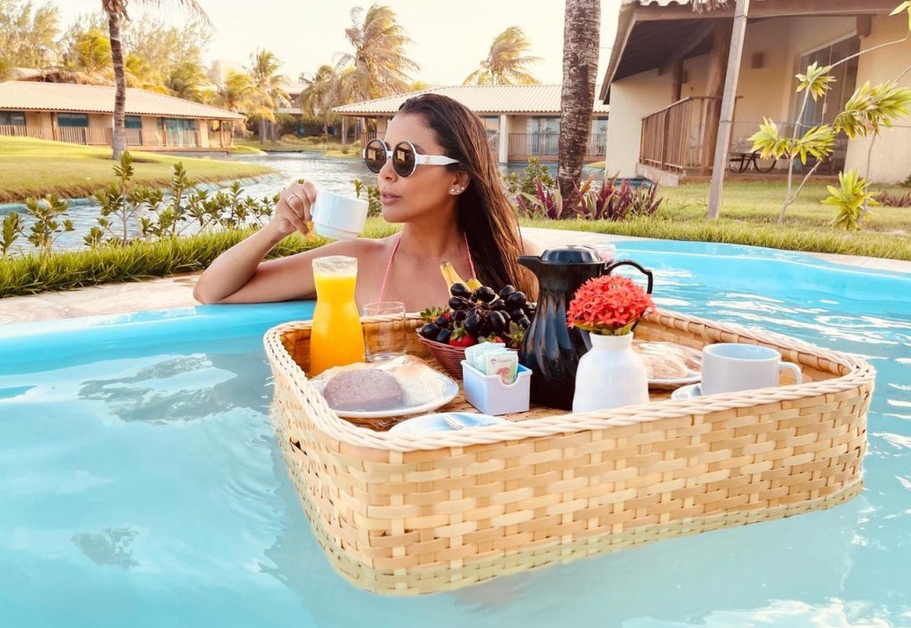 piscina bandeja flutuante hotel luxo cafe da manha