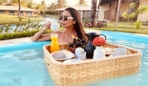 Dom Laguna lança serviço de ‘bandeja flutuante’ em piscina privativa