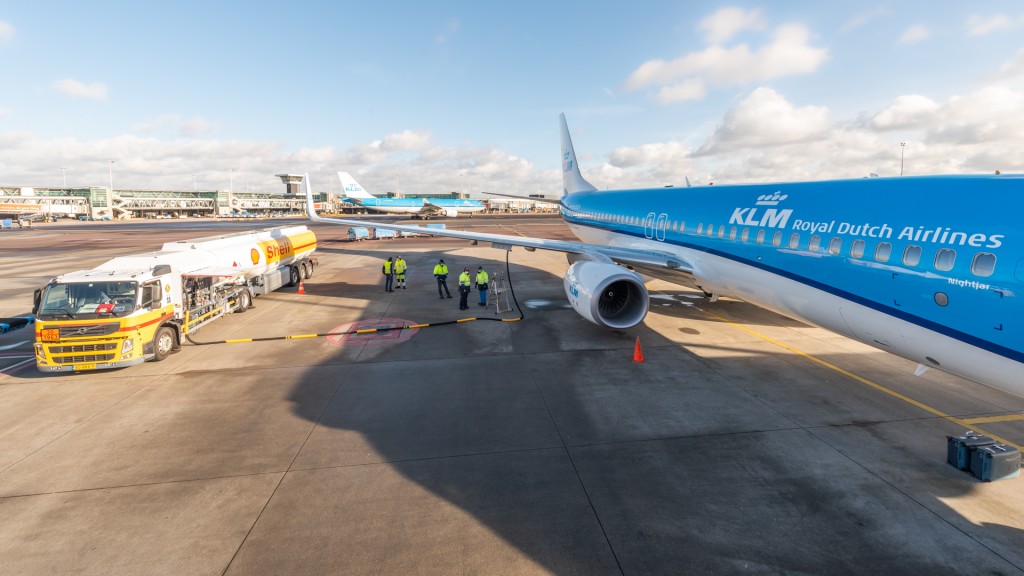 KLM faz primeiro voo da história com combustível sintético e sustentável 2 Aeronave da KLM sendo abastecida para o voo histórico