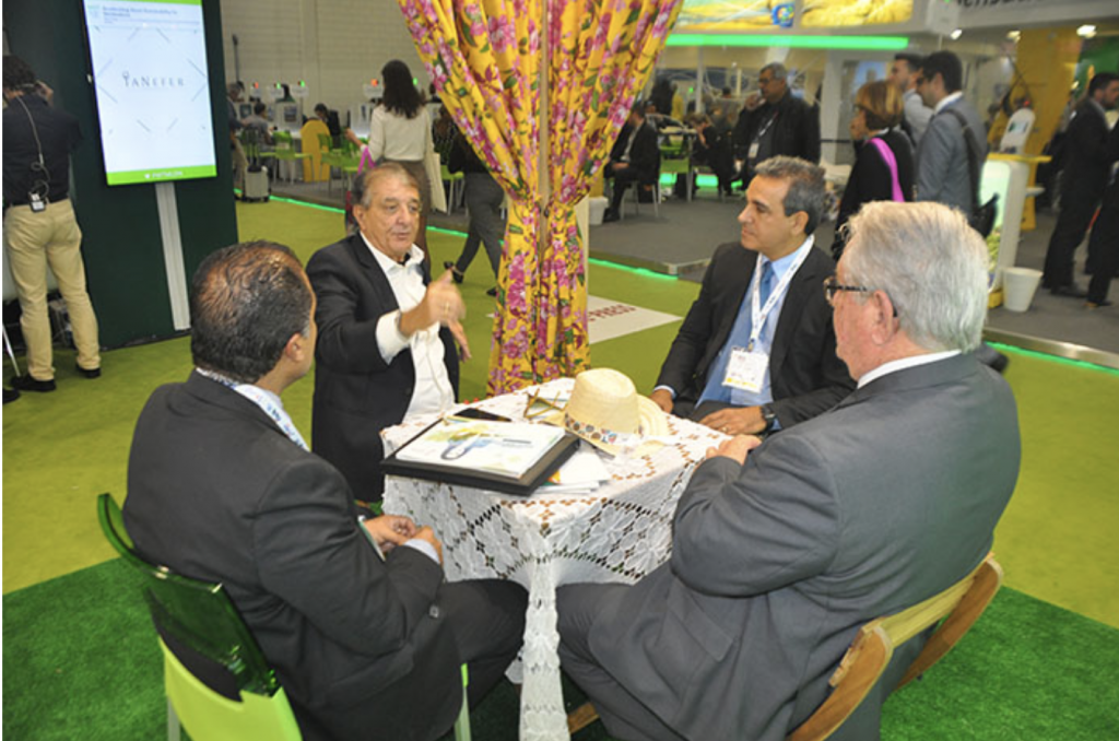 Claudio Junior e Breno Mesquita em reunião com Arialdo Pinho, secretário de Turismo do Ceará durante a WTM Londres, em novembro de 2018. Roy Taylor, do M&E, participou do encontro.