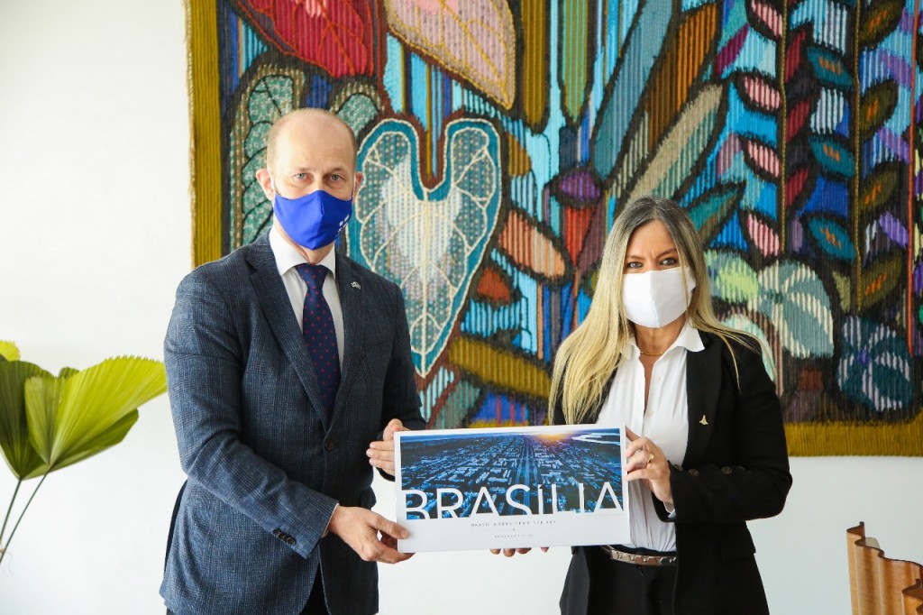 Embaixador da Finlândia, Jouko Leinonen, e a secretária de Turismo no DF, Vanessa Mendonça