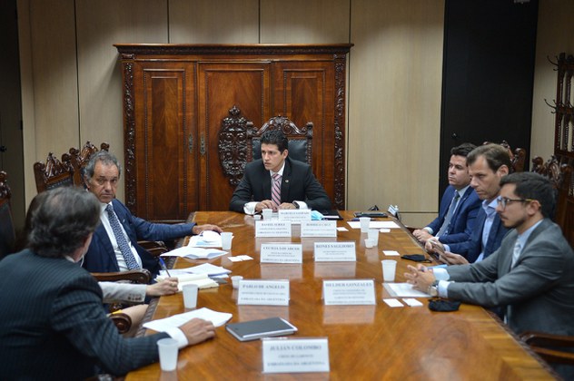 Secretário executivo do Ministério da Infraestrutura, Marcelo Sampaio, recebeu nesta sexta-feira (26), em Brasília, o embaixador da Argentina, Daniel Osvaldo Scioli. Encontro contou com a presença do secretário nacional de Aviação Civil, Ronei Glanzmann