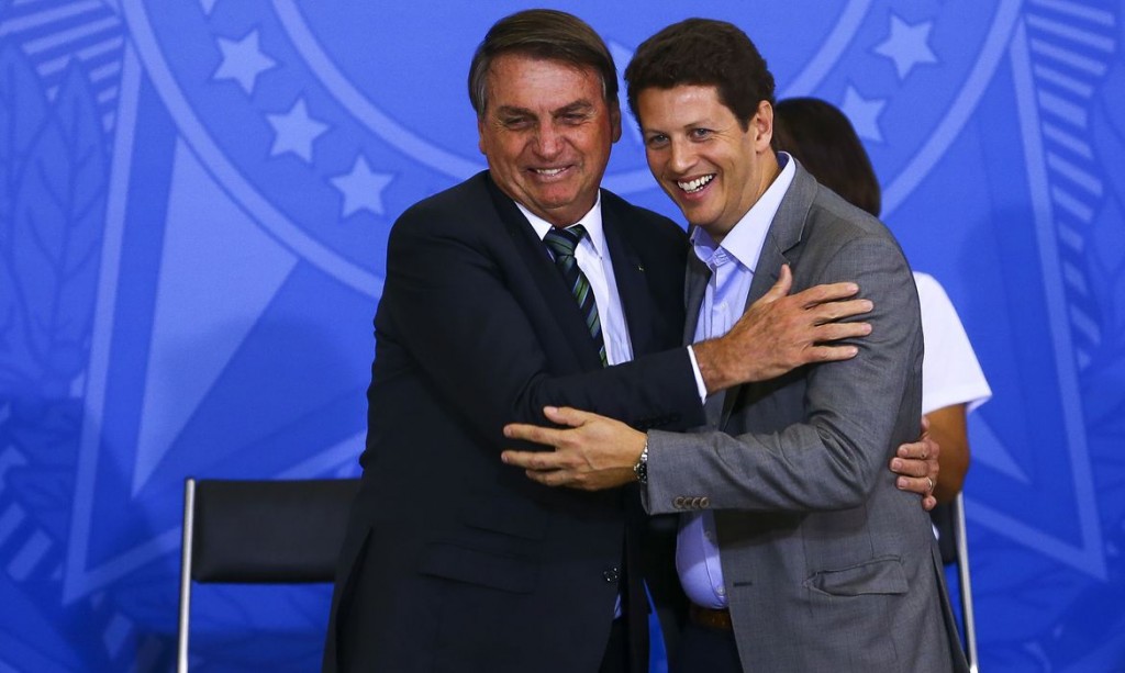 'Adote um Parque': Brasil ganha programa de captação de recursos 1 O presidente Jair Bolsonaro e o ministro do Meio Ambiente, Ricardo Salles, durante o lançamento do programa Adote um Parque, no Palácio do Planalto