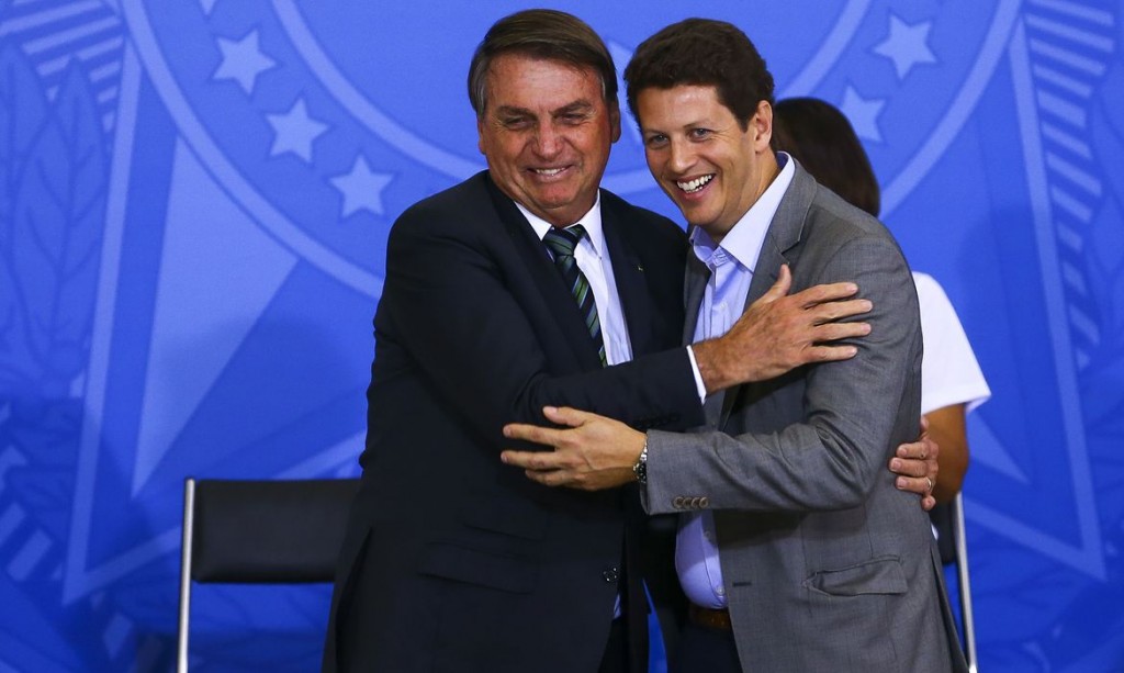 O presidente Jair Bolsonaro e o ministro do Meio Ambiente, Ricardo Salles, durante o lançamento do programa Adote um Parque, no Palácio do Planalto