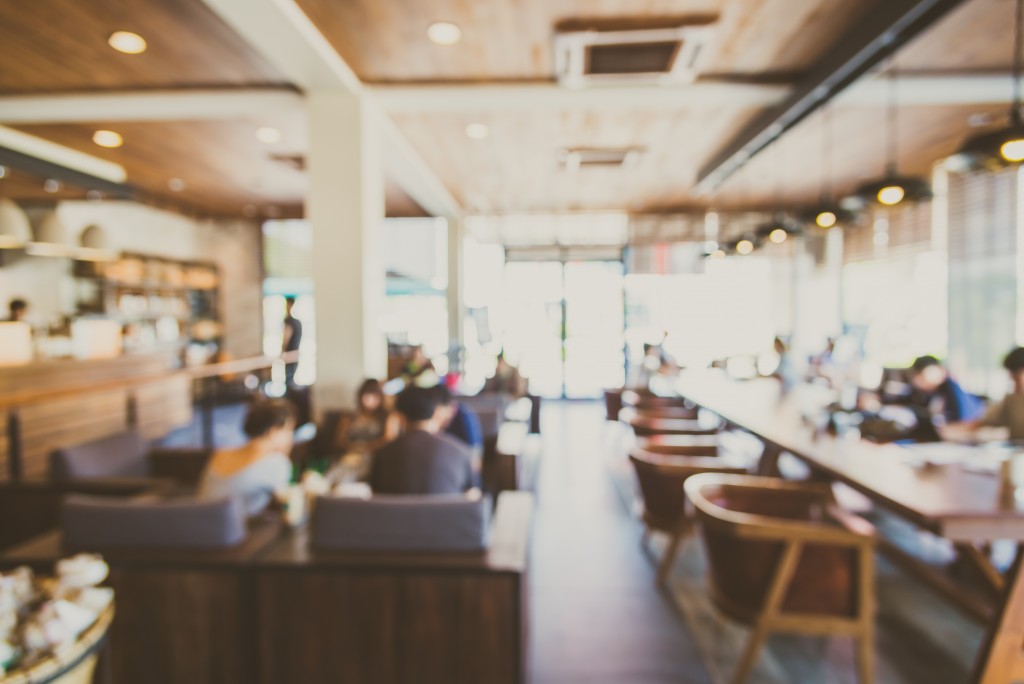 Entidades de bares e restaurantes assinam manifesto em defesa do setor 1 Abstract blur coffee shop interior background - vintage filter