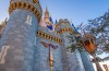 Disney começa a decorar Castelo da Cinderela para festa de 50 anos