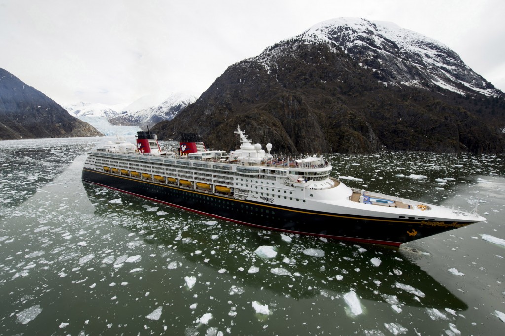 Disney Cruise Line lança novos roteiros pela Europa, Alasca e Caribe 2 The Disney Wonder cruise ship sails past glaciers in a fjord as part of its Alaska itinerary. These scenic destinations are home to towering waterfalls, mammoth glaciers, rugged mountaintops and wildlife. (Diana Zalucky, photographer)