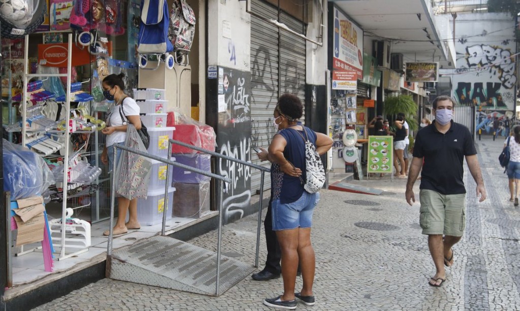 Rio de Janeiro - Lojas de rua na Tijuca funcionam em reabertura antecipada do comércio pela Prefeitura, com flexibilização das medidas de isolamento social pela pandemia do novo coronavírus (covid-19). (Fernando Frazão/Agência Brasil)