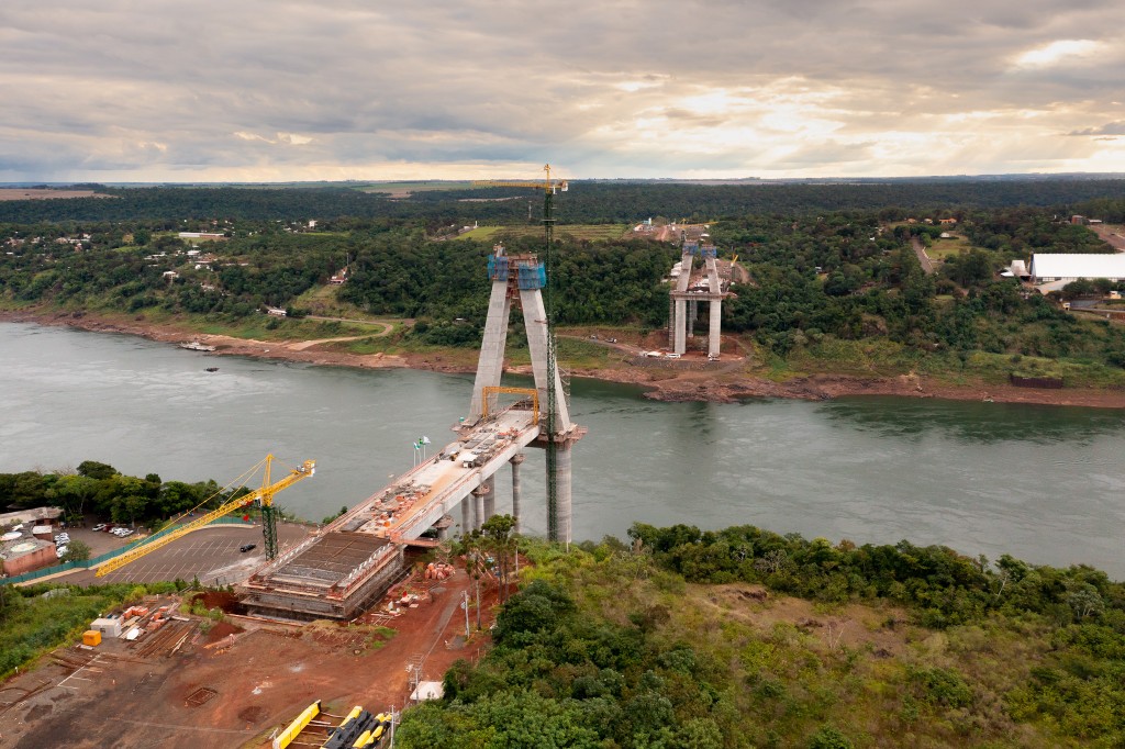 Ponte da Integração Brasil-Paraguai tem mais de 50% das obras concluídas 1 608c20e7b425420210425AM0480