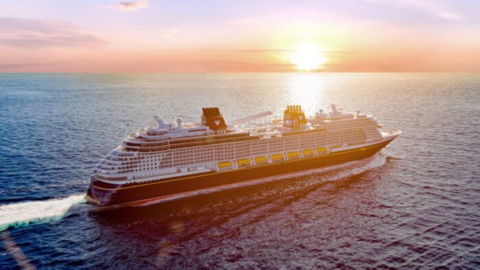 Azul Viagens lança roteiro combinando experiências de Disney Cruise Line e Walt Disney World Resort 1 O pacote "Terra e Mar" inclui ingressos para os quatro parques temáticos e uma experiência mágica a bordo do Disney Wish (Divulgação/Disney)