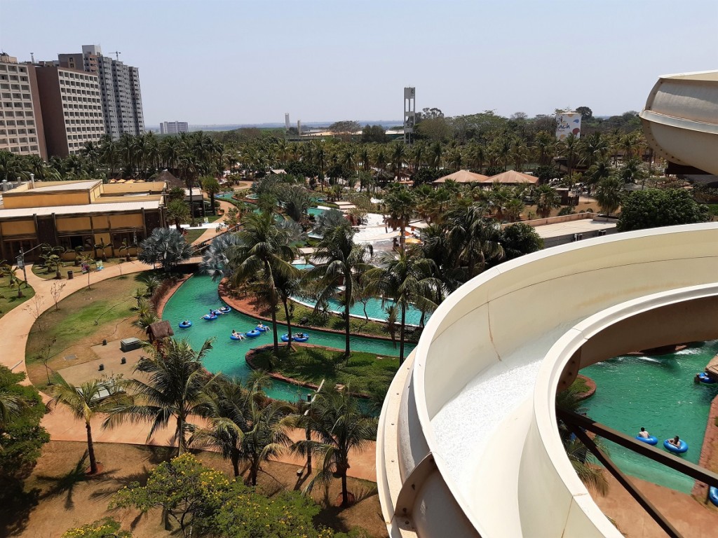 Parque aquático Hot Beach com Hot Beach Resort ao fundo