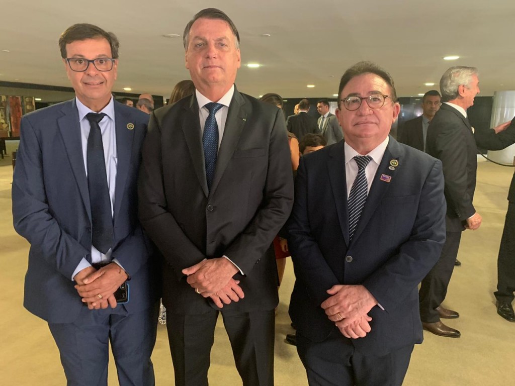 Manoel Linhares com o presidente Jair Bolsonaro e Gilson Machado Neto, durante a posse de Gilson no Mtur