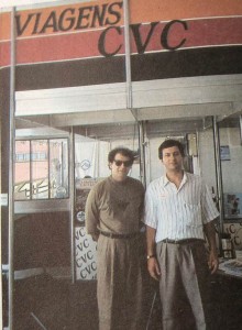 Guilherme Paulus e Valter Patriani em frente a uma loja da CVC nos anos 90. (Reprodução/Facebook)