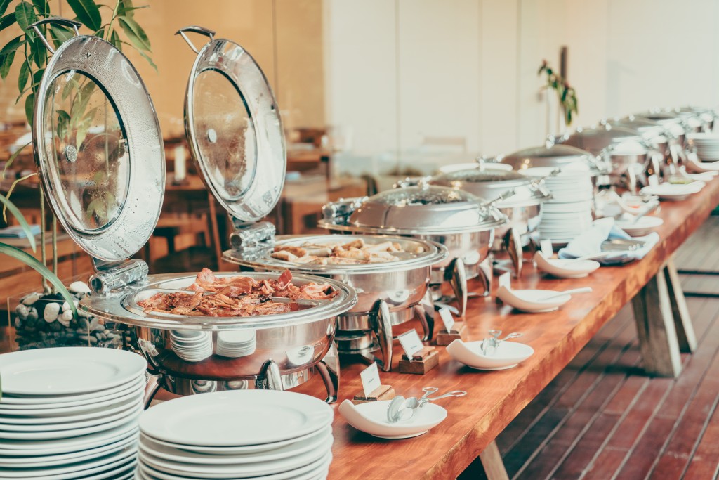 Covid-19 traz prejuízos irreversíveis para self-services no Brasil, diz FBHA Selective focus point on Catering buffet in hotel restaurant - Vintage filter effect