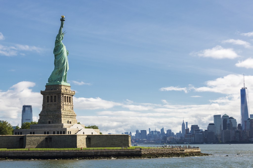 CDC libera uso de máscaras para norte-americanos totalmente vacinados 1 Statue of Liberty and the New York City Skyline, USA.
