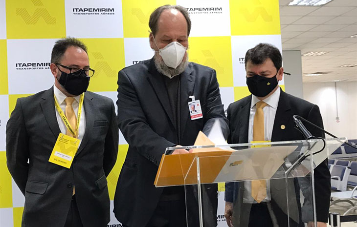 Com voo Guarulhos–Brasília, ITA inicia suas operações 3 Adalberto Bogsan, CEO da ITA, Eduardo Sanovicz, presidente a Abear, e Sidnei Piva, presidente do Grupo Itapemirim, anunciam a entrada da companhia na Abear