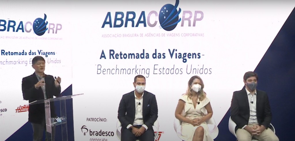 Fórum Abracorp: avanço da vacinação nos EUA significou aumento de viagens 1 Gervásio Tanabe, da Abracorp, Alexandre Cavalcante, da American Airlines, Jacqueline Conrado, da United, e Rodrigo Sienra, da Delta