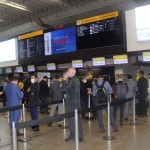 Passageiros na fila do Check-in do voo inaugural da ITA