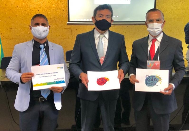 Saulo Santos (esquerda), Alexandre Pereira (meio), Fernando Fernandes (direita - gravata vermelha)