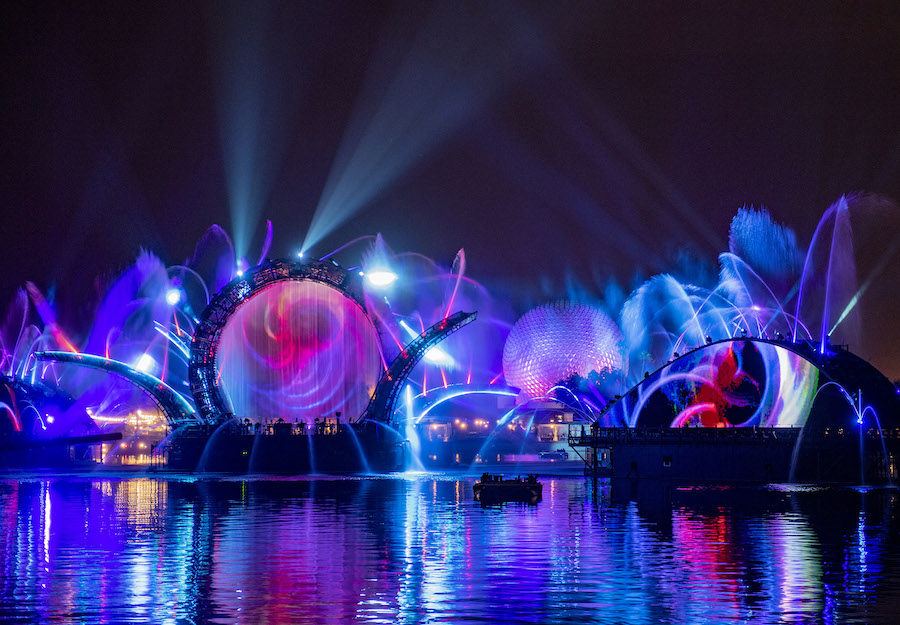 Disney inicia comemorações de seus 50 anos no dia 1° de outubro; veja novidades 3 “Harmonious” will debut Oct. 1, 2021, at EPCOT at Walt Disney World Resort in Lake Buena Vista, Fla. As one of the largest nighttime spectaculars ever created for a Disney park, the show will celebrate how the music of Disney inspires people the world over, carrying them away harmoniously on a stream of familiar Disney tunes reinterpreted by a diverse group of artists from around the globe. “Harmonious” will feature massive floating set pieces, custom-built LED panels, choreographed moving fountains, lights, pyrotechnics, lasers and more. (Kent Phillips, photographer)