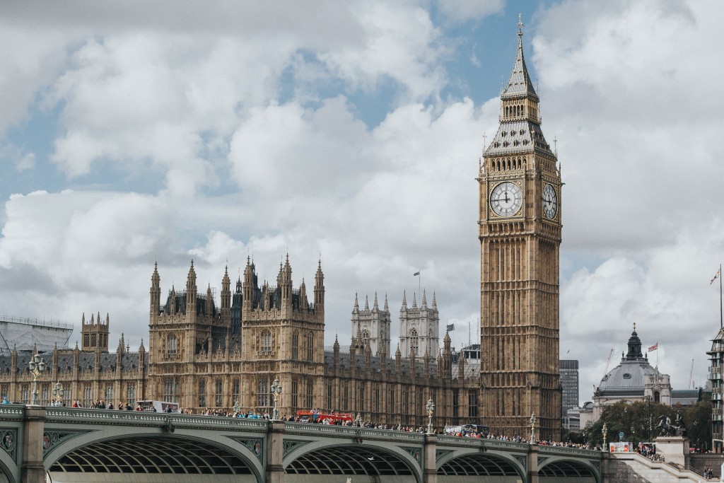 Edimburgo estreia taxa de hospedagem e inspira onda de cobranças no Reino Unido