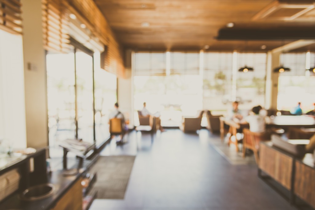 71% dos bares e restaurantes enfrentam endividamentos por conta da pandemia Abstract blur coffee shop interior background - vintage filter