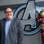 O ator e diretor Jon Favreau posa com o Homem de Ferro