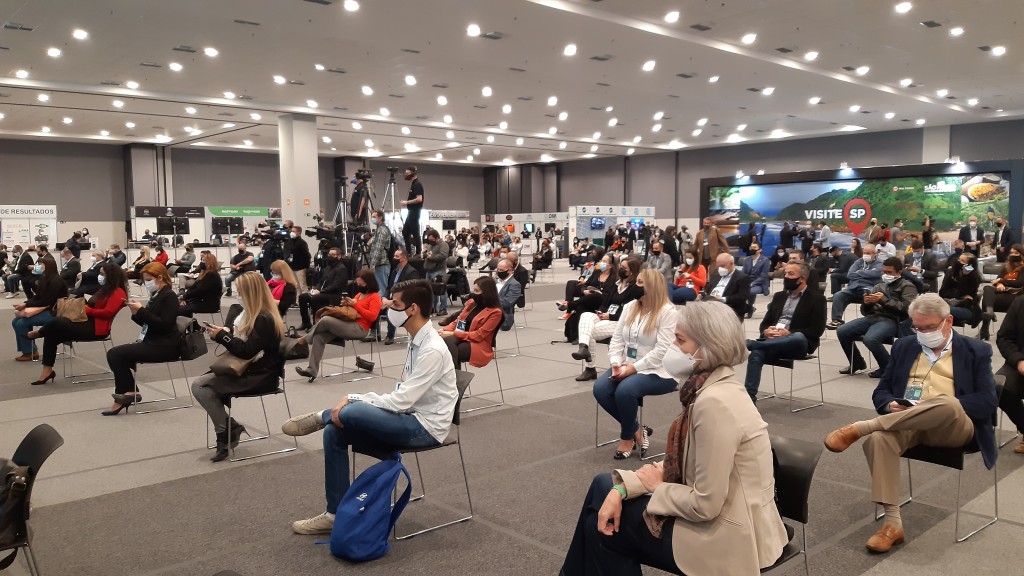 Com testagem para Covid-19, Expo Retomada recebe mais de 800 visitantes 1 Plateia com distanciamento social na Expo Retomada