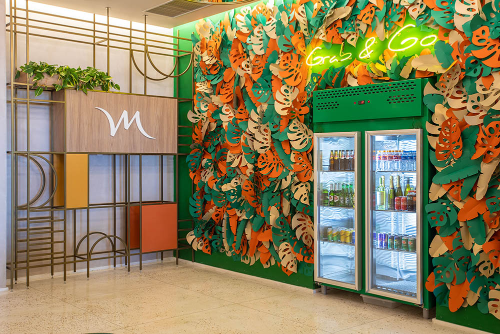 Lobby do Hotel contra com geladeiras Grab and Go TomasRangel