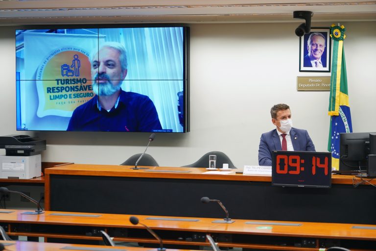 Secretário do Mtur, William França, participou da audiência (Pablo Valadares/Câmara dos Deputados)