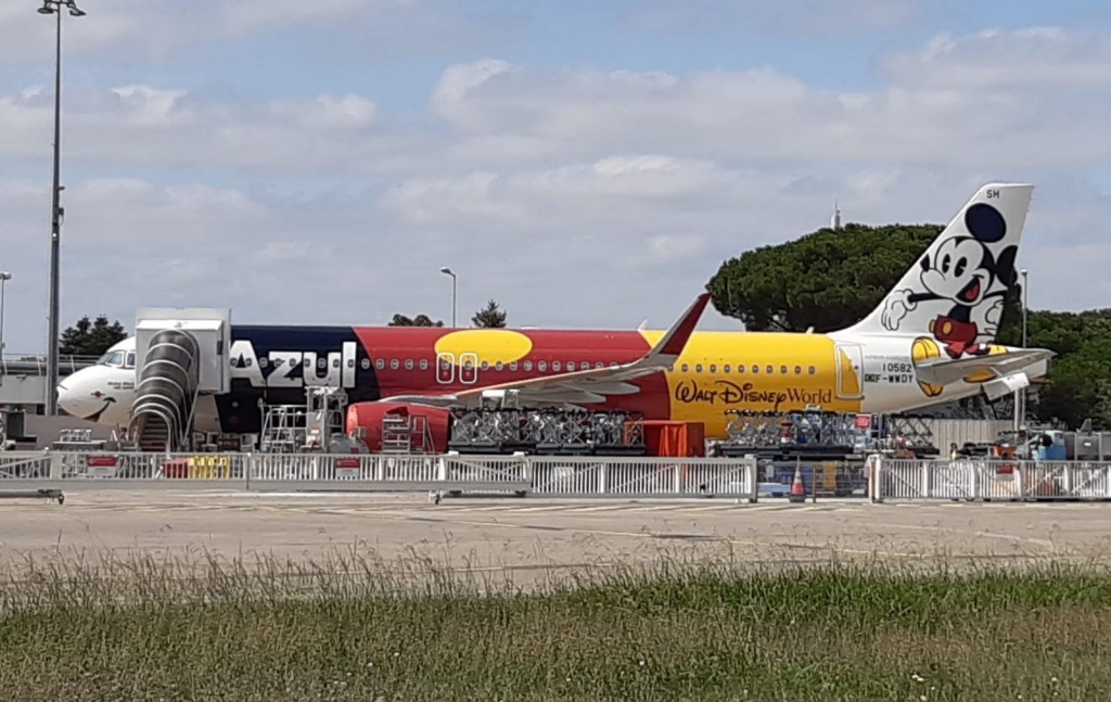 Avião da Azul em homenagem a Disney é flagrado em Toulouse 1 59198