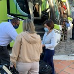Passageiros são transportados em ônibus até o cais Passageiros são transportados em ônibus até o cais