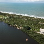 Balsa atravessa o canal que separa a Ilha de Comandatuba da cidade de Una Balsa atravessa o canal que separa a Ilha de Comandatuba da cidade de Una