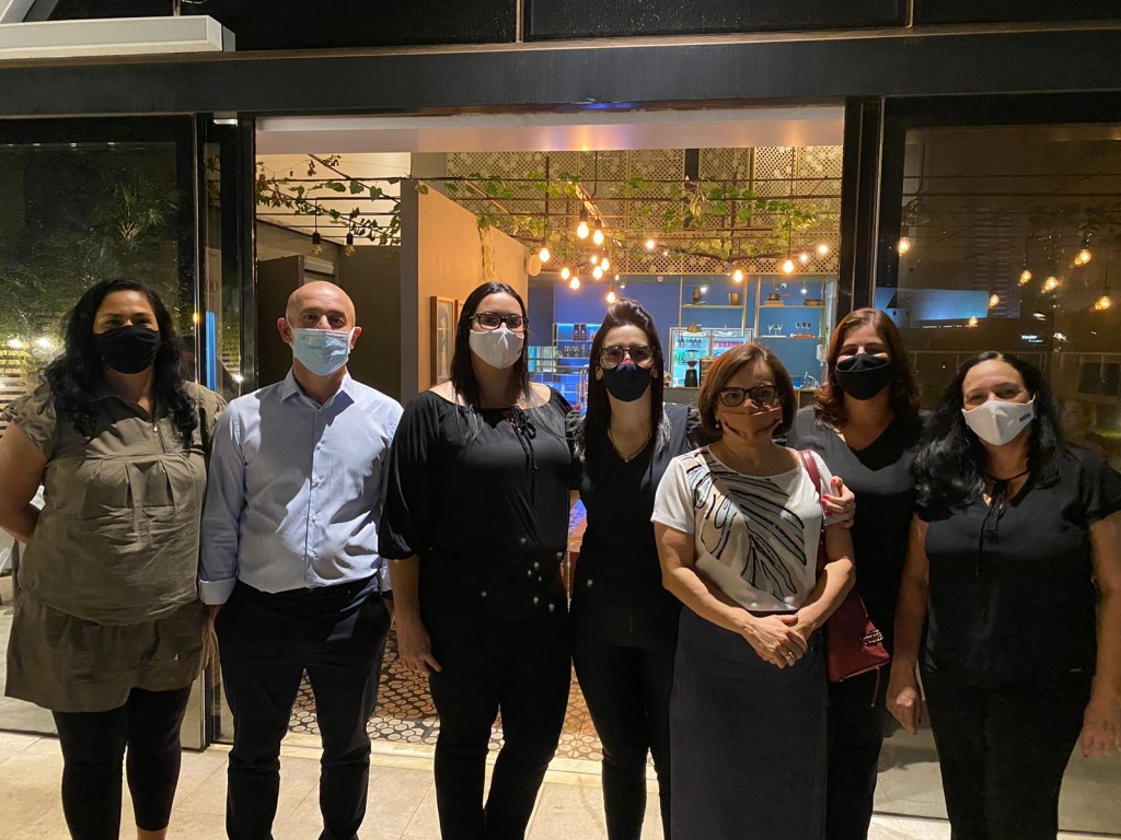 Abreu reúne agentes no primeiro evento presencial desde o início da pandemia Ronnie Correa e Isabel Indolfo com a equipe da filial de São José do Rio Preto