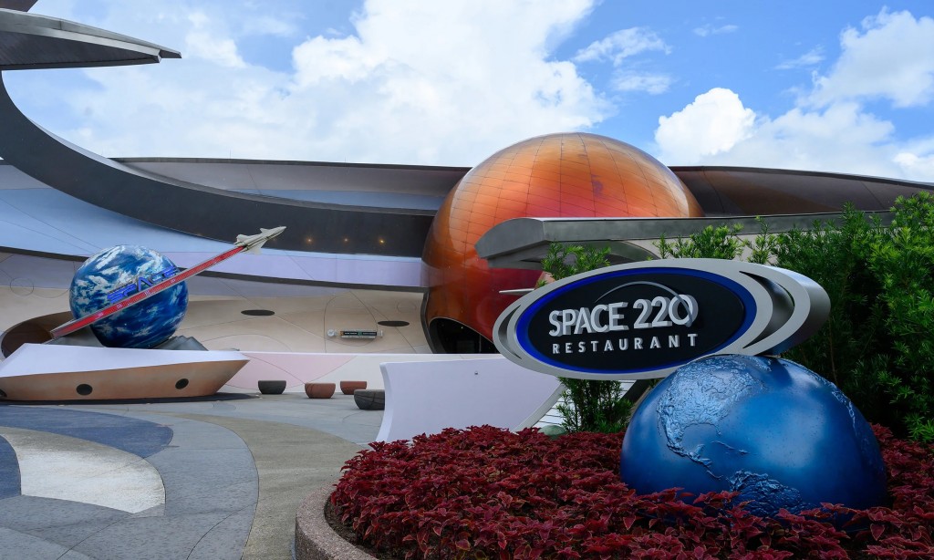Disney inaugura ‘restaurante espacial’ no Epcot 1 0917ZP_1030TA