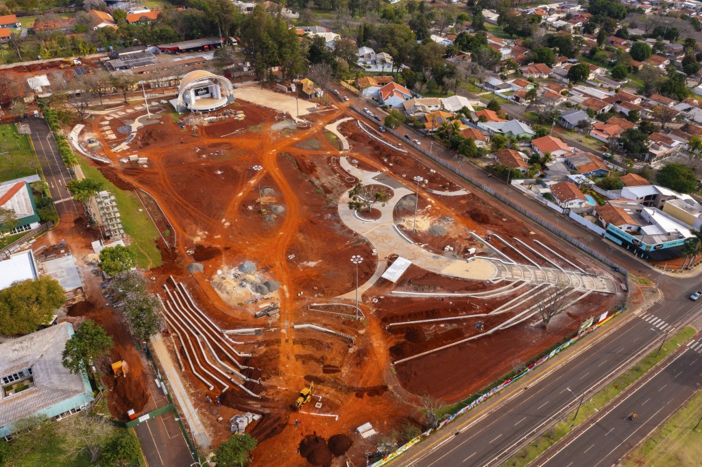 Andamento das obras de revitalização do Gramadão da Vila A