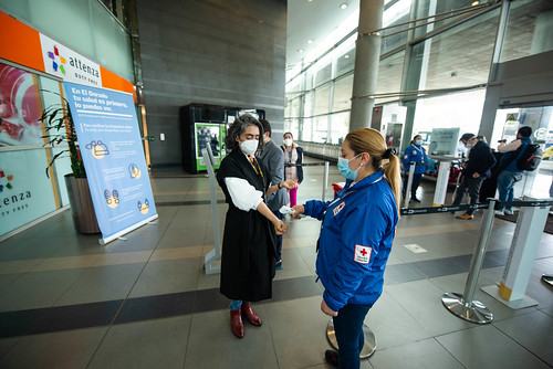 Turista chegando no Aeroporto de Bogotá