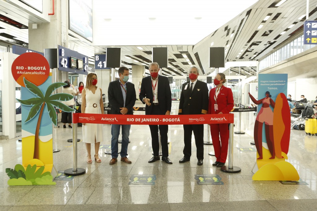 Paula Girado, assessora de Turismo da ProColombia no Brasil; Patrick Fehring, diretor de negócios aéreos do Aeroporto Rio Galeão; GustavoEsusy, gerente comercial da Avianca no Brasil; Andres Orbegozo, Piloto da Avianca Airlines, e aeromoça durante a inauguração do voo RJ-Bogotá