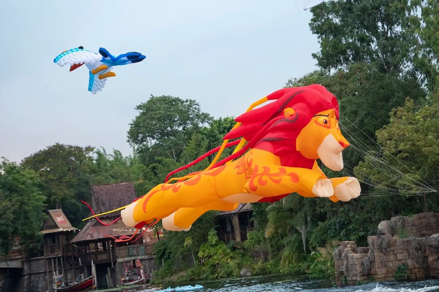 Disney compartilha magia dos 50 anos no Animal Kingdom; veja fotos 2 New daytime entertainment is stirring at Disney’s Animal Kingdom Theme Park, as “Disney KiteTails” comes alive several times daily beginning Oct. 1, 2021, at Walt Disney World Resort in Lake Buena Vista, Fla. Performers fly windcatchers and kites of all shapes and sizes, while out on the water elaborate three-dimensional kites – some stretching to 30 feet long – depict Disney animal friends, including Simba, Zazu, Baloo and King Louie. These colorful creations dance through the sky to the beat of favorite Disney songs in an uplifting, vibrant experience for the whole family. (David Roark, photographer)