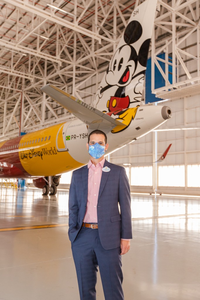 Angel Sarria, Diretor de Marketing e Vendas de Disney Destinations para América Latina posa em frente ao - Mickey Mouse nas nuvens