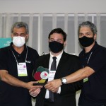 Antonio Carlos e Marcelo Gatti, da Aviesp, entregam o prêmio a Domingos Oliveira, da Azul
