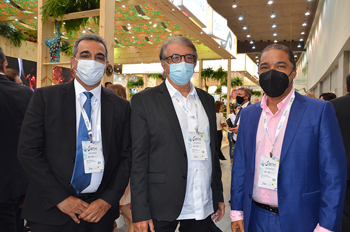 Brazil Travel Market é inaugurado oficialmente em Fortaleza 2 Breno Mesquita e Claudio Junior, diretores da BTM, com Arialdo Pinho, secretário de Turismo do Ceará