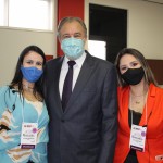 Celso Guelfi, da GTA, entre Juliana Assumpção e Kelly Castange, da Aviesp Celso Guelfi, da GTA, entre Juliana Assumpção e Kelly Castange, da Aviesp