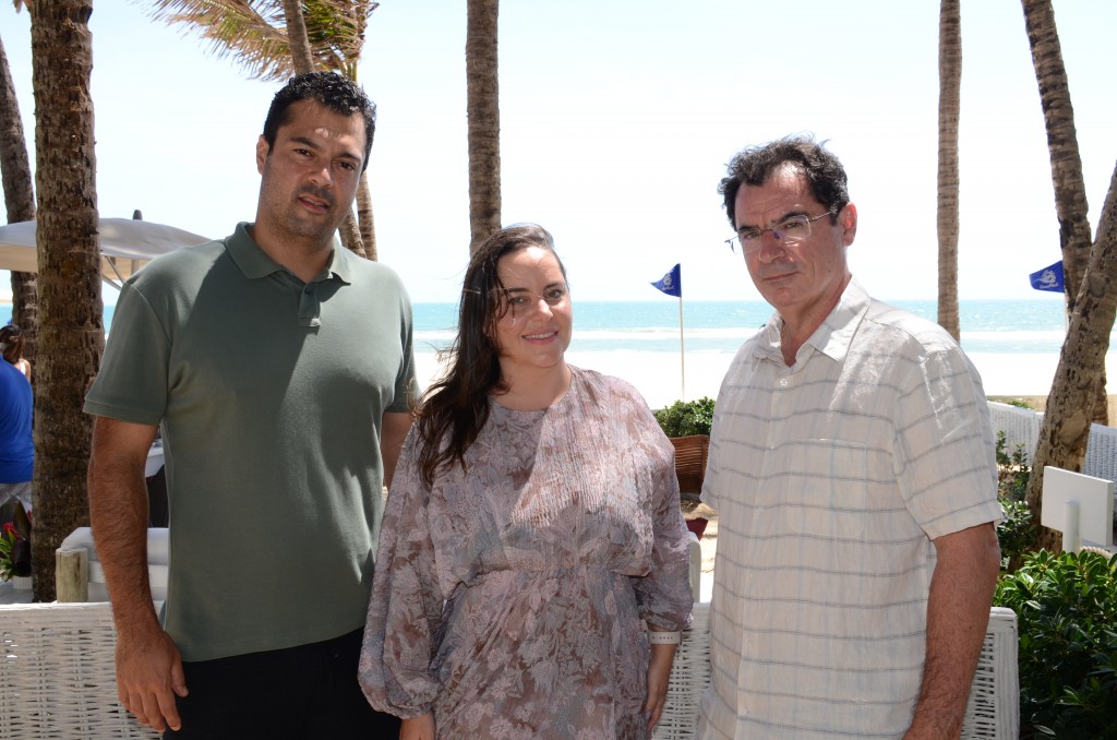 Clarisse Linhares, diretora de Marketing, entre Felipe Lima e Pedro Menezes, diretor Comercial e diretor de Operações do Beach Park