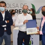 Claudio Junior recebeu homenagem de Cesar Valente e Andre Soares, da Bolsa de Empregos de Portugal