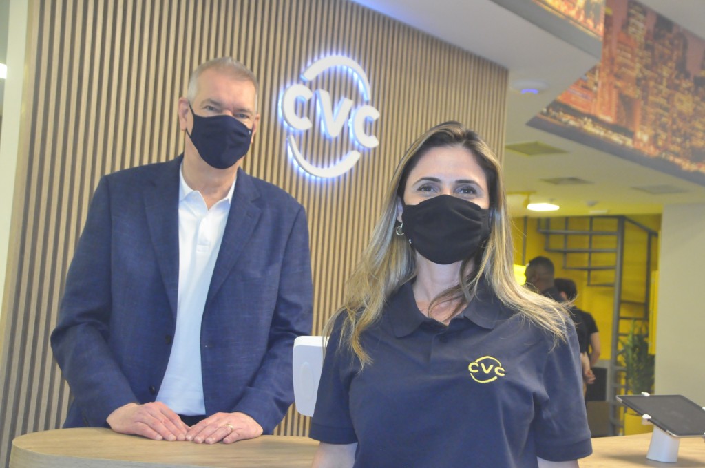 Nova loja conceitual da CVC foca na tecnologia e na experiência do cliente; fotos 1 Leonel Andrade e Daniela Bertoldo, CEO e diretora executiva B2c da CVC Corp