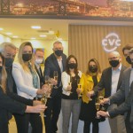 Executivos da CVC brindam a inauguração da loja