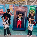 Felipe Simas, Mariana Uhlmann e filhos ao lado de Mickey Mouse