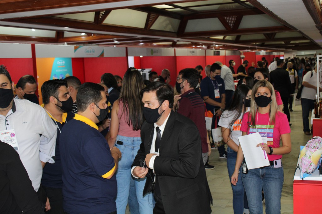 Aviesp recebe mais de 3,9 mil visitantes; continuidade da feira será avaliada 1 Corredores lotados durante a 43ª Aviesp Expo
